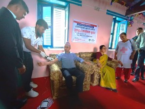 संविधान दिवसको अवसरमा रुकुमका प्रमुख जिल्ला अधिकारी सहित १७ जनाद्वारा रक्तदान